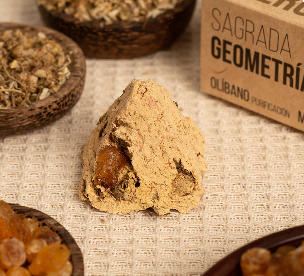 Rocky substance with a brown box labeled 'Sagrada Geometrica' on a textured surface