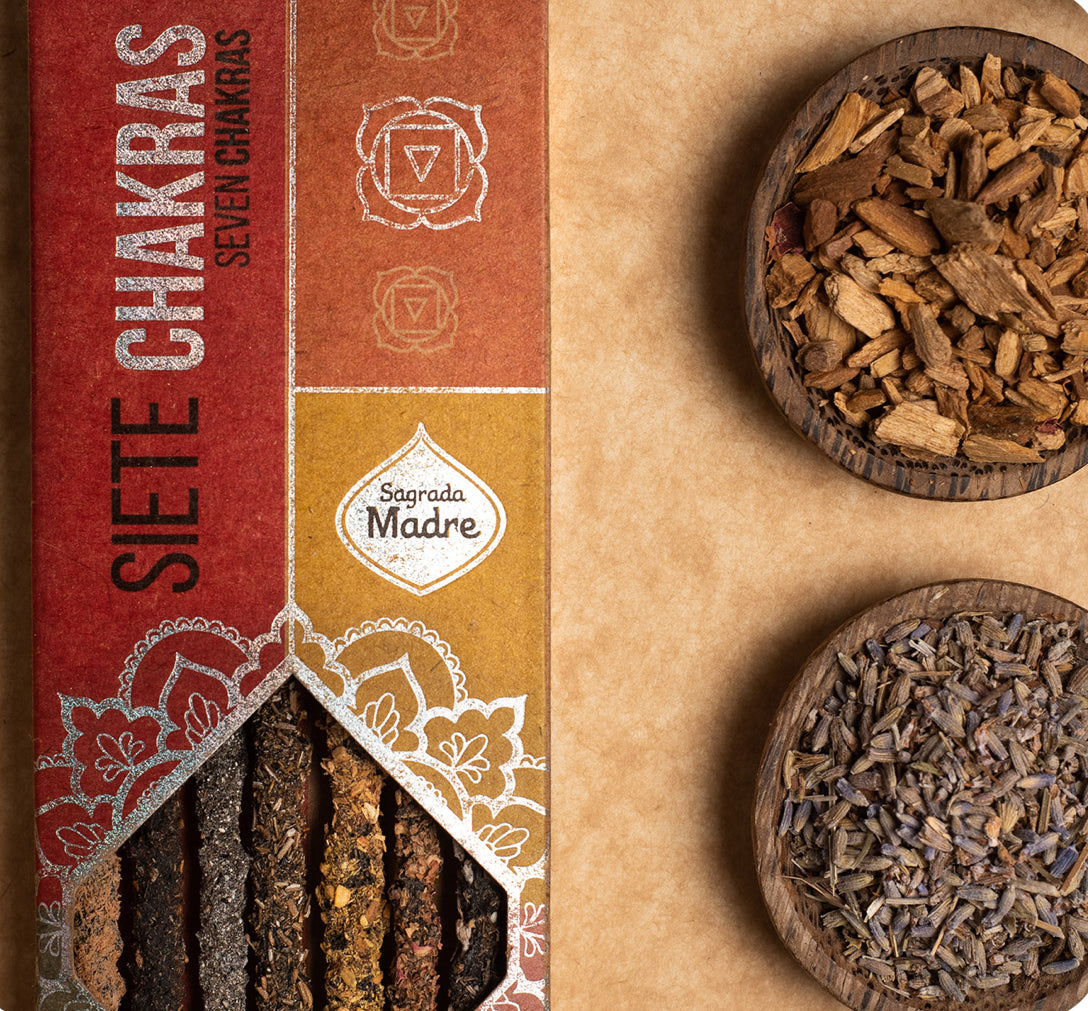 Packaging of 'Siete Chakras' with wooden bowls containing dried herbs on a brown background